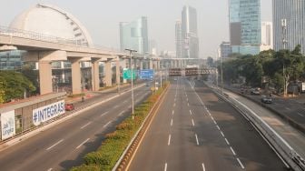Suasanan Lengangnya kawasan Gatot Subroto, Jakarta Selatan, Selasa (20/7/2021). [Suara.com/Alfian Winanto]