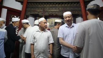 Wakil Sekretaris Jenderal Asosiasi Islam China (CIA) Jin Rubin (dua kanan) menyalami jamaah selepas shalat Idul Adha di Masjid Niujie, Beijing, China, Selasa (20/7/2021). ANTARA FOTO/M. Irfan Ilmie
