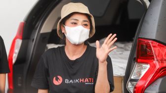 Dewi Perssik Bagi-Bagi 3000 Paket Daging Kurban dan Sembako