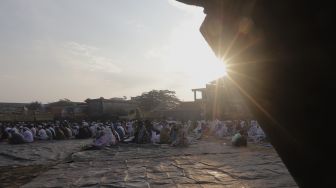 Umat Islam melaksanakan shalat Idul Adha 1442 H di kawasan Pangkalan Pasir Kalibaru, Cilincing, Jakarta, Selasa (20/7/2021). [Suara.com/Angga Budhiyanto]