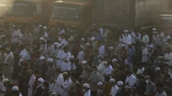 Umat Islam melaksanakan shalat Idul Adha 1442 H di kawasan Pangkalan Pasir Kalibaru, Cilincing, Jakarta, Selasa (20/7/2021). [Suara.com/Angga Budhiyanto]