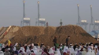 Umat Islam mendengarkan khotbah usai melaksanakan shalat Idul Adha 1442 H di kawasan Pangkalan Pasir Kalibaru, Cilincing, Jakarta, Selasa (20/7/2021). [Suara.com/Angga Budhiyanto]