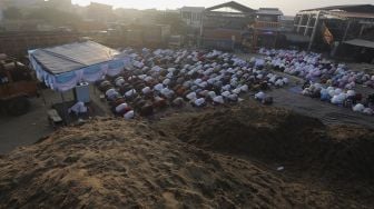 Umat Islam melaksanakan shalat Idul Adha 1442 H di kawasan Pangkalan Pasir Kalibaru, Cilincing, Jakarta, Selasa (20/7/2021). [Suara.com/Angga Budhiyanto]