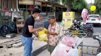 Adzkia Keliling Bagikan Beras Kepada Warga di Medan