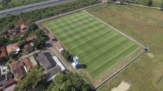 Foto udara lapangan sepak bola di Lapangan Desa Purwodadi, Sragi, Kabupaten Pekalongan, Jawa Tengah, Senin (19/7/2021).  ANTARA FOTO/Harviyan Perdana Putra