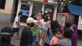 Bansos Tunai Cair, Viral Antrean Warga Jakarta Mengular di Gerai-gerai ATM