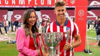 Romantis! Marcos Llorente Lamar Kekasihnya di Stadion Wanda Metropolitano