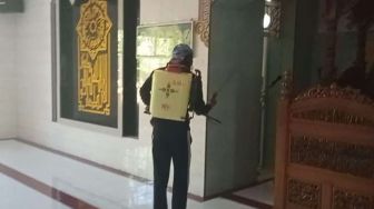 Sterilkan Masjid dan Lapangan Satgas Covid 19 Batangmata Gelar Penyemprotan