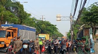 Hari Pertama Perpanjangan PPKM Darurat, Jalan Daan Mogot Macet 500 Meter