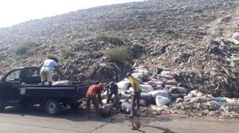 Ketimban Mujur! Pemulung Bantar Gebang Bisa Bawa Pulang 'Harta Karun' dari Gunung Sampah