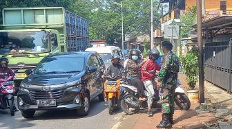 Hendak Main ke Rumah Teman Tidak Punya STRP, Pengendara Motor Disetop Tentara di Lenteng