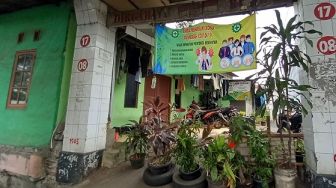 Dilarang Masuk! Cerita Warga Lenteng Agung Tutup Gang Kampungnya Pakai Pot-pot Bunga
