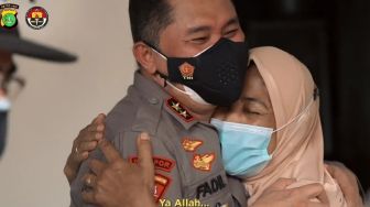 Kapolda Metro Jaya Menangis di Pelukan Ibu Penjual Rendang, Perasaan Campur Aduk