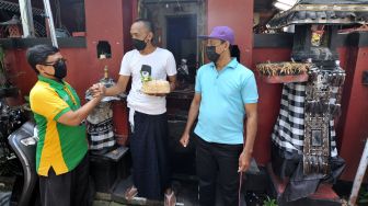 Warga Muslim Bagikan Daging Kurban kepada Umat Hindu Bali