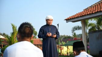 Jadi Imam, Bupati Kebumen Salat Idul Adha di Rumah Dinas