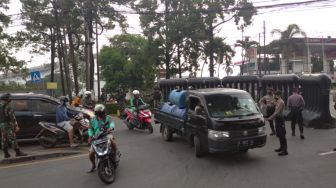 Akses Jalan Jakarta ke Depok Masih Dijaga Pos Penyekatan PPKM, Pemotor Putar Balik