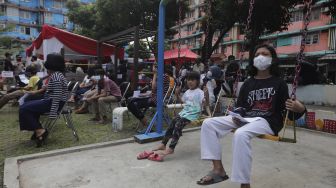 Sejumlah warga mengantre untuk mendapatkan vaksin COVID-19 di Rusun Petamburan, Tanah Abang, Jakarta, Kamis (22/7/2021). [Suara.com/Angga Budhiyanto]