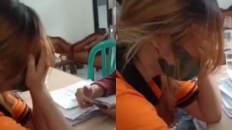 Viral Wanita Petugas Bansos Tunai Nangis Dibentak Warga: Gak Sekalian Fotokopi Rumah?