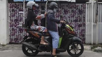 Warga membawa tabung oksigen medis untuk diisi ulang di toko alat kesehatan Fauzi Medical, Matraman, Jakarta, Kamis (22/7/2021). [Suara.com/Angga Budhiyanto]