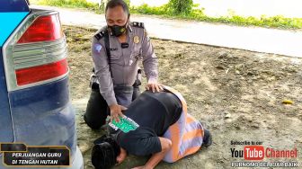 17 Tahun Ngajar di Pelosok, Guru Honorer Sujud Syukur Dapat Hadiah Sepeda Motor