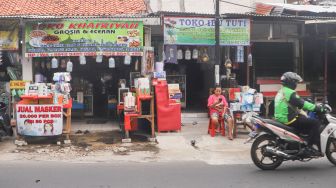 Suasana di sekitar toko yang menjual oleh-oleh khas haji di sekitar kawasan Asrama Haji Pondok Gede, Jakarta Timur, Kamis (22/7/2021). [Suara.com/Alfian Winanto] 