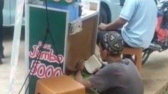 Salut! Sambil Menunggu Dagangan Pedagang Khusyuk Mengaji