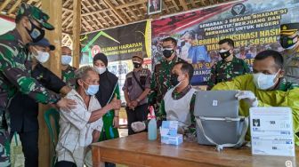 Penyandang Tunagrahita di 'Kampung Idiot' Ponorogo Disuntik Vaksin