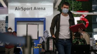 Warga Negara Asing (WNA) berjalan menuju loket validasi dokumen penerbangan di area Terminal 3 Bandara Internasional Soekarno Hatta, Tangerang, Banten, Jumat (23/7/2021). ANTARA FOTO/Fauzan