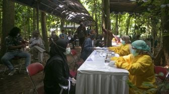 Mahasiswa mengikuti vaksinasi COVID-19 di Arboretum atau hutan mini Fakultas Kehutanan UGM, Sleman, DI Yogyakarta, Jumat (23/7/2021). [ANTARA FOTO/Hendra Nurdiyansyah]