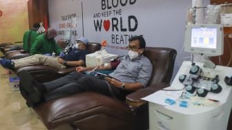 Warga saat mendonorkan Plasma Konvalesen di Kantor Palang Merah Indonesia (PMI) DKI Jakarta, Senen, Jakarta Pusat, Jumat (23/7/2021). [Suara.com/Alfian Winanto]