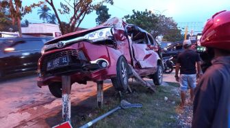 Avanza Hancur Dihantam Kereta Api di Padang, 2 Korban Kritis