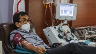 Warga saat mendonorkan Plasma Konvalesen di Kantor Palang Merah Indonesia (PMI) DKI Jakarta, Senen, Jakarta Pusat, Jumat (23/7/2021). [Suara.com/Alfian Winanto]