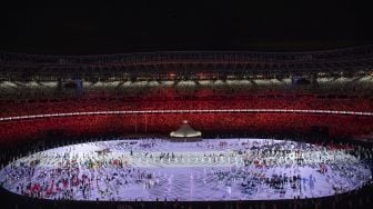 Suasana defile kontingen negara peserta saat pembukaan Olimpiade Tokyo 2020 di Stadion Nasional, Tokyo, Jepang, Jumat (23/7/2021). [ANTARA FOTO/Sigid Kurniawan]