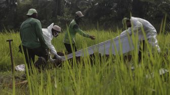 Selisih Data Kematian Covid-19 Pusat-Daerah Capai 20 Ribu