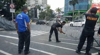 Antisipasi Demo Tolak PPKM, Polisi Pasang Barikade Kawat Berduri di Sekitar Istana Negara