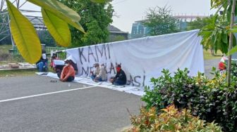 Surabaya Bergolak! Selain Tolak SD Jadi Tempat Isolasi, Warga Juga Demo GOR Jadi RS Darurat