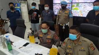 Massa Aksi Tolak PPKM di Bandung Tertangkap Bawa Pistol dan Obat Terlarang