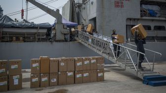 Sejumlah personel menurunkan kardus-kardus berisi konsentrator oksigen dari Kapal Angkatan Laut India (INS) Airawat di Pelabuhan Tanjung Priok, Jakarta, Sabtu (24/7/2021). [ANTARA FOTO/Aditya Pradana Putra]