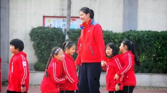 Gen Tinggi Badan Gak Main-main! Ini Dia Sosok Orang Tua Zhang Ziyu Pebasket China Tinggi 220 Cm