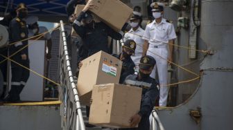 Sejumlah personel menurunkan kardus-kardus berisi konsentrator oksigen dari Kapal Angkatan Laut India (INS) Airawat di Pelabuhan Tanjung Priok, Jakarta, Sabtu (24/7/2021). [ANTARA FOTO/Aditya Pradana Putra]