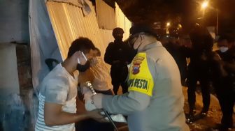 Aksi Gokil Kapolresta Solo Bagi Beras: Ajak Pedagang Bercanda hingga Ngobrol Bahasa Madura