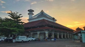 5 Masjid Bersejarah dan Unik di Jawa Timur, Ada yang di Dalam Perut Bumi Lho!