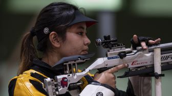 Atlet menembak putri Indonesia Vidya Rafika Toyyiba bertanding di babak kualifikasi 10 meter Air Rifle Olimpiade Tokyo 2020 di di Asaka Shooting Range, Tokyo, Jepang, Sabtu (24/7/2021). [ANTARA FOTO/Sigid Kurniawan]