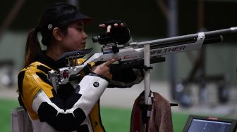 Atlet menembak putri Indonesia Vidya Rafika Toyyiba bertanding di babak kualifikasi 10 meter Air Rifle Olimpiade Tokyo 2020 di di Asaka Shooting Range, Tokyo, Jepang, Sabtu (24/7/2021). [ANTARA FOTO/Sigid Kurniawan]