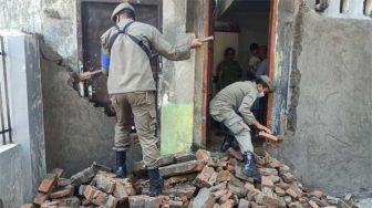 Satpol PP Bongkar Tembok Penghalang Jalan Masuk Rumah Tahfidz di Makassar