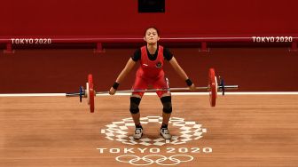 Lifter putri Indonesia Windy Cantika Aisah melakukan angkatan snatch dalam kelas 49 Kg Putri Grup A Olimpiade Tokyo 2020 di Tokyo International Forum, Tokyo, Jepang, Sabtu (24/7/2021). [ANTARA FOTO/Sigid Kurniawan]