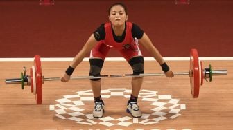 Lifter putri Indonesia Windy Cantika Aisah melakukan angkatan snatch dalam kelas 49 Kg Putri Grup A Olimpiade Tokyo 2020 di Tokyo International Forum, Tokyo, Jepang, Sabtu (24/7/2021). [ANTARA FOTO/Sigid Kurniawan]