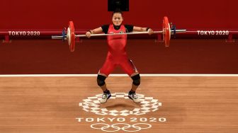 Lifter putri Indonesia Windy Cantika Aisah melakukan angkatan snatch dalam kelas 49 Kg Putri Grup A Olimpiade Tokyo 2020 di Tokyo International Forum, Tokyo, Jepang, Sabtu (24/7/2021). [ANTARA FOTO/Sigid Kurniawan]