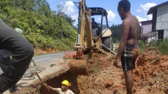 Pipa Induk Rusak, Aliran Air PDAM ke Dua Kecamatan di Sekadau Terganggu
