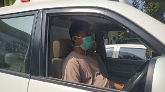 Kisah Sopir Ambulans di Cimahi, Air Mata Menetes Saat Pasien COVID-19 yang Dibawanya Meninggal